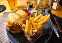 ハンバーガー＆揚げたてフレンチフライ