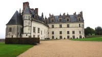 アンボワーズ城、入り口側から。左ゴシック、右ルネサンス様式。ちょっと地味め