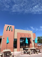 青いロゴのマクドナルド