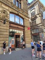 プラハのスポーツ店　前日ランナーで一杯