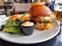 レア生肉ハンバーガー(店名不明） 