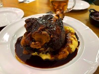 大きな豚ひざ肉ロースト