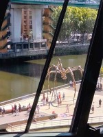 グッゲンハイム美術館からみたママン（Maman）巨大なクモ