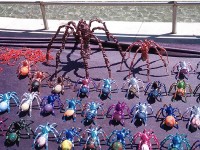 グッゲンハイム美術館の外ではママン（Maman）のおみやげが売られている