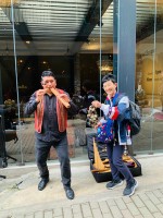 帰りのトレインを待つ間の生演奏の方といっしょに