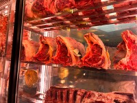ホテルの隣のレストランの肉