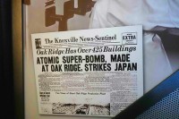 原爆を日本に落としたという記事の載っている新聞。