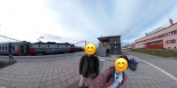 キルナ駅　ホームと待合と車道の境界はタイルの違いのみ