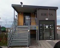 キルナ駅　2階が待合　1階右はエレベーター
