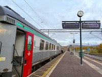 アビスコ・オストラ駅　停車時間も15分あり、こちらは駅らしい駅