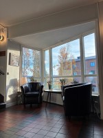たくさん談話室やソファがある