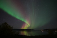 トーネ湖に映るオーロラ