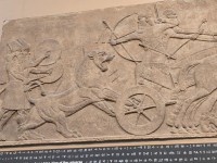アッシリアのライオン狩りのレリーフと楔形文字。有名なパルティアンショット。続けてみると、動画を見ているみたい。