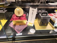 デパ地下では、静岡マスクメロン販売中、ショーケースだけ見ると、日本のデパートみたい