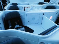 フルフラットシートにマットと毛布でぐっすりと眠ることができます。 扉を閉めると個室になり、ノイズキャンセリングのヘッドフォンもあります。