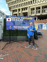 成績が表示された大型スクリーン前で。私はエイジグループ284人中53位。