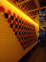 Only You Hotel Atochaのエレベーターホールの卓球ラケット