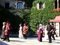城内入口では、中世の踊りが披露されていました