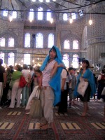露出の多い外国人は布を借りてモスクに入ります。