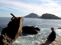 バスクの著名な彫刻家作『風の櫛』の前で物思いにふける