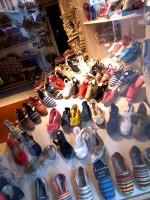 この辺りの名産の靴、エスパドリーユの専門店