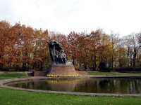 ワルシャワ：ワジェンキ公園　ショパン像