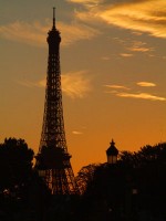 パリ：夕闇のエッフェル塔