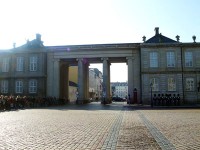 アマリエンボー宮殿：衛兵の交代式！ローゼンボー宮殿からやってきます。