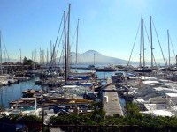 ヴェスキオ火山を望むサンタルチア港