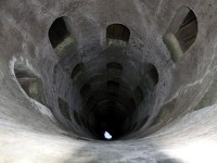 上から見た深さ62メートルの井戸