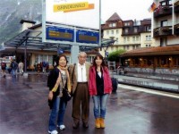 グリンデルワルト駅にておじいちゃんとおばさんと一緒に