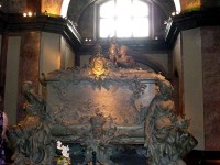 マリア・テレジアと夫フランツ・シュテファンの棺。仲睦まじさを象徴した美しいお墓でした。