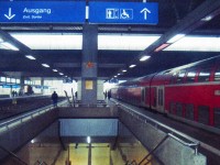 デュッセルドルフ中央駅の構内の様子。右のRE号でドルトムントまで行きました。車内は日本の電車より広くて、揺れもとても少なくとても快適でした。