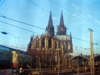 デュッセルドルフからケルンまでIC号で移動。駅に着くと目の前にはケルン大聖堂が。（実はこれ3日目に電車内から撮ったものなんですが、一番きれいにとれたので）圧巻の景色です。