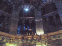 アーヘン大聖堂の内部。ブルーのステンドグラスがきれいで、ケルン大聖堂とは違った趣がありました。