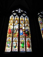 ケルン大聖堂の中の色鮮やかなステンドグラス