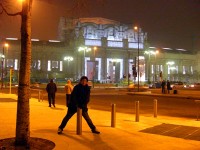 夜のミラノ駅。もやが出ています。寒い。