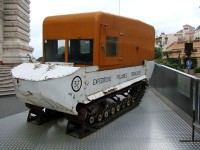 海洋博物館の前に展示されていた雪上車。実際にアルベールI世が使ったものだそう。