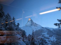 登山列車から見る朝日のあたるマッターホルン（1）