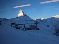 登山列車から見る朝日のあたるマッターホルン（2）