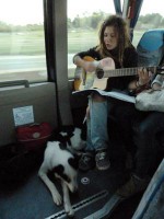 アヴィニョン観光からエクスに戻る長距離バスの中で、歌を披露する女子学生とその足下で堂々と寝る飼い犬。フランスで犬はバスの乗車OKです。