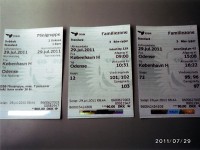 コペンハーゲン～オーデンセの往復指定席チケット。アンデルセンの切り絵がバックに。
