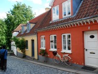 アンデルセンの生家近くの家並み。自転車が置かれているのも絵になります。