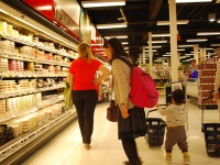 スーパーマーケットで。さすがに乳製品がたくさん！店内のかごには車がついていて、ひいて歩けば便利。子供でも押せて息子は楽しんでいました。
