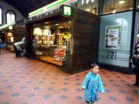 中央駅内のセブンイレブン。息子が寝てしまったり嫌がったりでなかなかレストランに入れず、毎日お世話になりました。