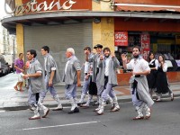 フェスタ（3） ： 街を練り歩く人々