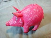 蚤の市で買ったお土産。幸福を呼ぶ「ピンクの豚」。幸運な事があった時、ドイツ語では「Schwein haben ： 豚を手に入れた」と言うそうですね