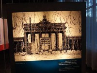 ベルリンの壁記録センター ： 館内では昔のパネルや映像が見られます