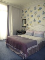 オテル・エルミタージュの部屋。地中海のイメージでブルーなのだそうです。