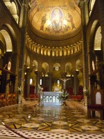 モナコ大聖堂内部。朝一番乗りだったので、まだ掃除中でしたが・・・とてもきれいな聖堂です。